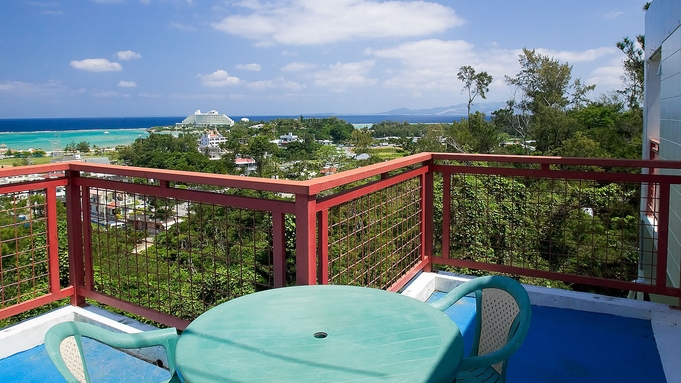 高台から眺める万座の海に感激！沖縄旅行の思い出は恩納村サーフサイドから/朝食付/景色は無料♪